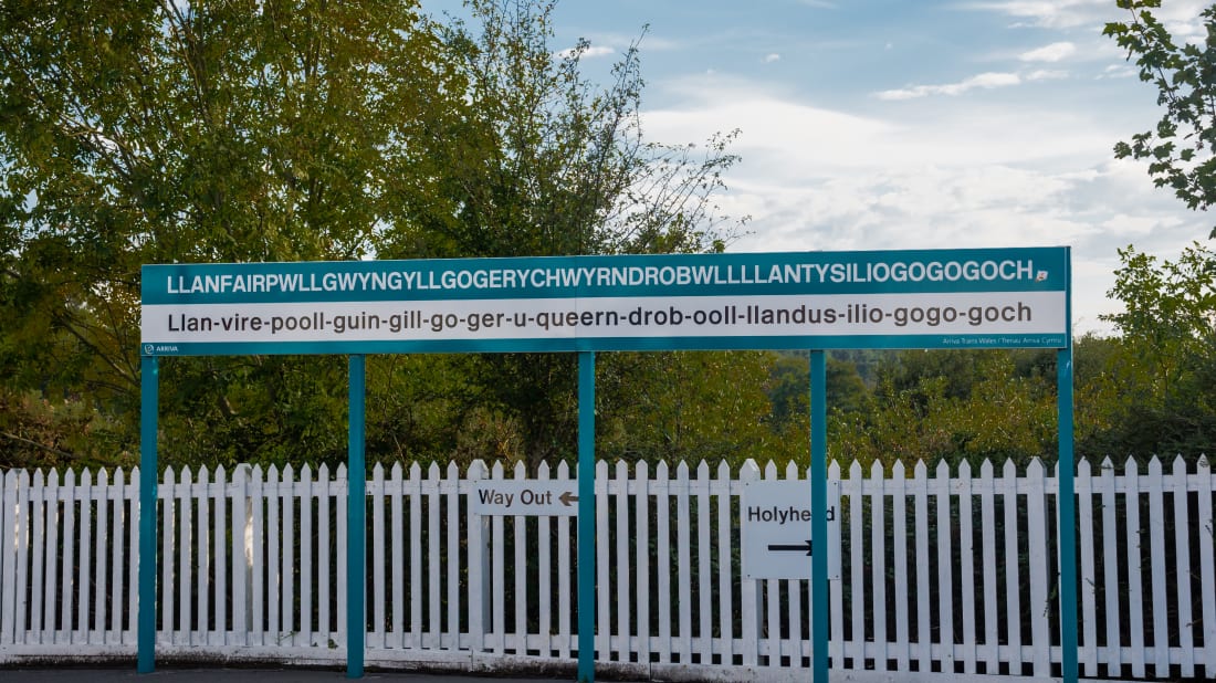 The sign on the train station platform helps you pro<em></em>nounce this 58-letter-long Welsh town name. 