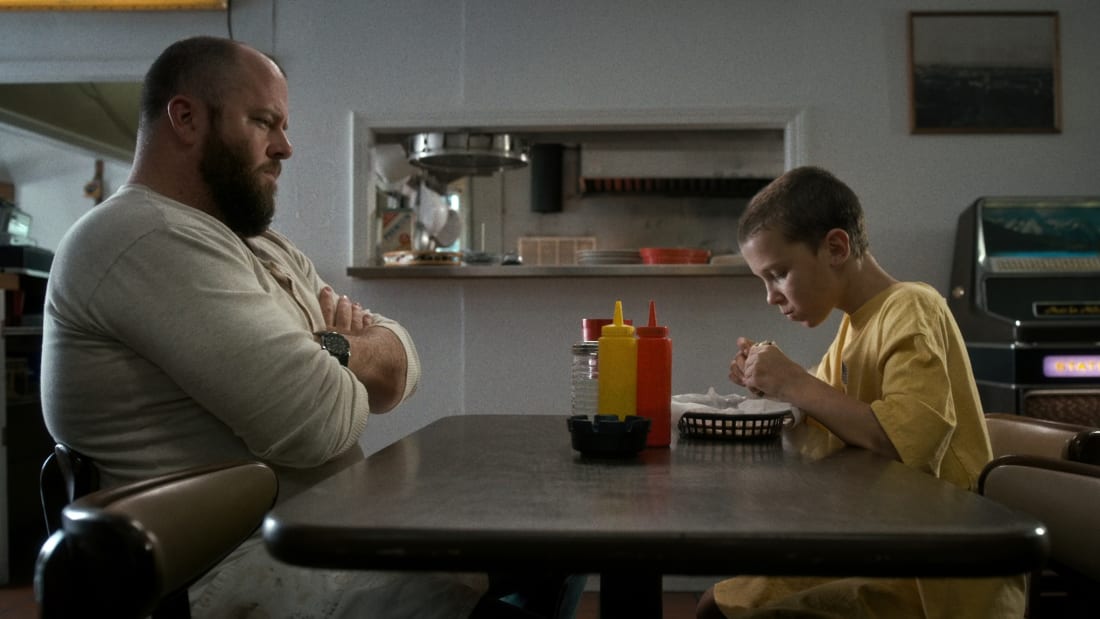 Benny (Chris Sullivan) and Eleven (Millie Bobby Brown) at Benny's Burgers in Stranger Things season 1.