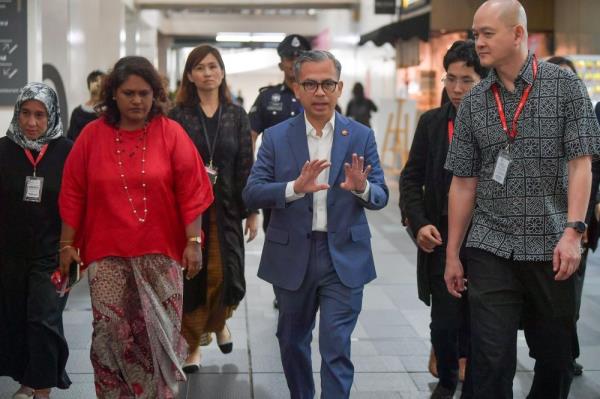 Communications Minister Fahmi Fadzil visits exhibition booths during the Eighth Internatio<em></em>nal Search Co<em></em>nference ‘Media Evolution — Navigating Sustainability and Disruption in a Dynamic World’ at Taylor’s University in Kuala Lumpur November 11, 2024. — Bernama pic