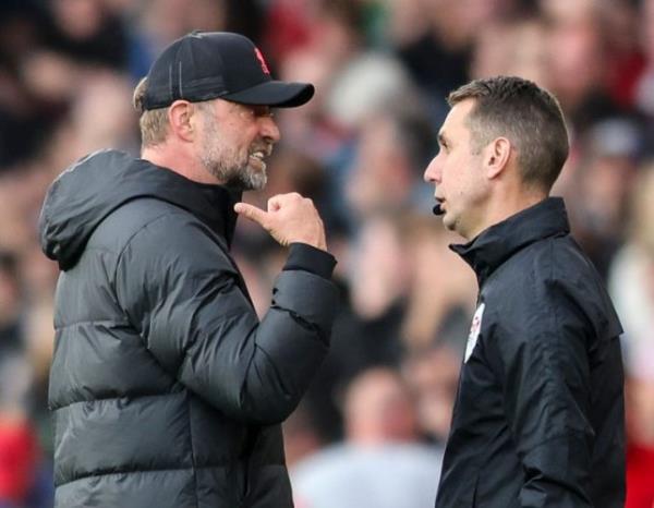 Jurgen Klopp speaks to Premier League referee David Coote during a Liverpool game