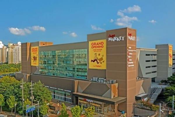 This undated file photo provided by E-Mart Inc. shows its upgraded E-Mart store, named Starfield Market Jukjeon, in Yongin, 41 kilometers south of Seoul. (PHOTO NOT FOR SALE) (Yonhap) 