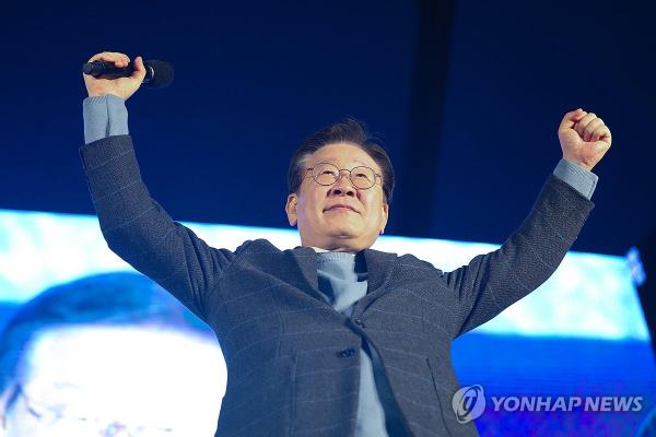 Lee Jae-myung, leader of the main opposition Democratic Party, attends a rally calling for a special probe into allegations involving first lady Kim Keon Hee, in central Seoul on Nov. 16, 2024. (Yonhap)